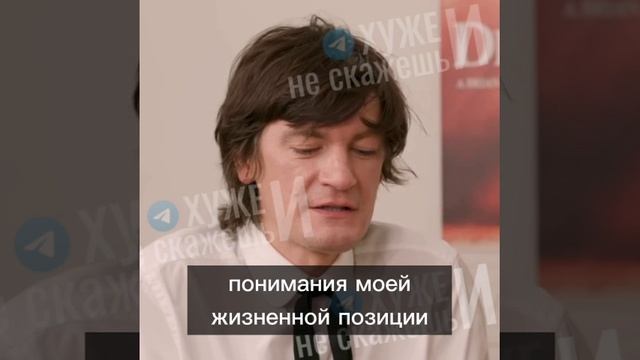 Александр "Узкий" Гудков,ранее спевший провокационную русофобскую песню "Я узкий!".