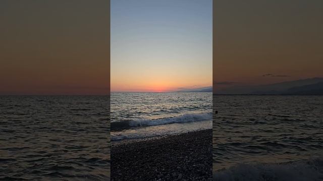 Закат на пляже в Абхазии