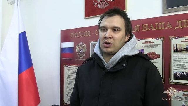 В ДНР полицейские вручили паспорт гражданина Российской Федерации участнику СВО
