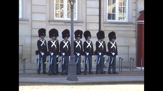 Смена караула у дворца короля, Копенгаген. Changing of the guard. Royal Palace,  Copenhagen, 2012