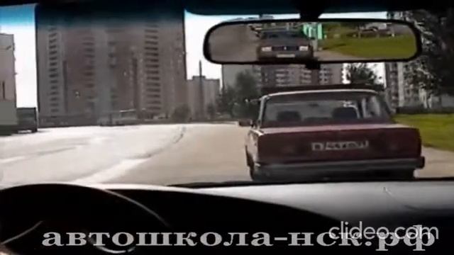 Начало движения автомобиля от тротуара