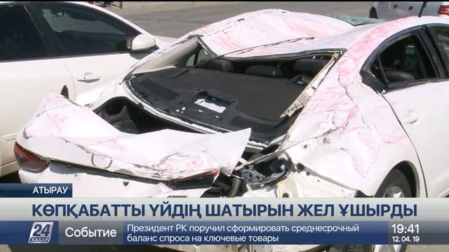 Атырауда желден ұшқан шатыр көліктерге құлады