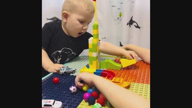 Dana David kidsИграем в лего, шарики катятся по лабиринту, попрыгунчики Playing in lego City❤️