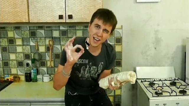 смешно готовит