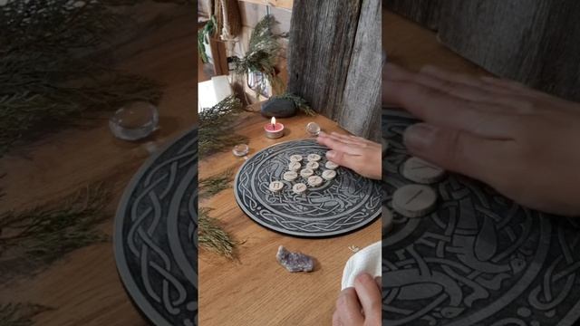 наборы рун и маятники.mp4