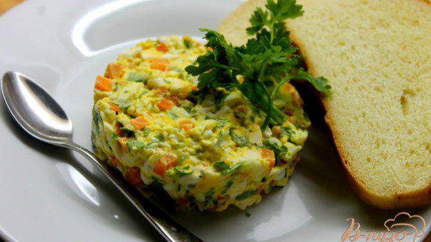 Закуска на гренки из яиц и моркови с зеленью