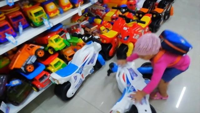 Погоняли на тачках по магазину с Таиславой. Выбрали подарки сёстрам.