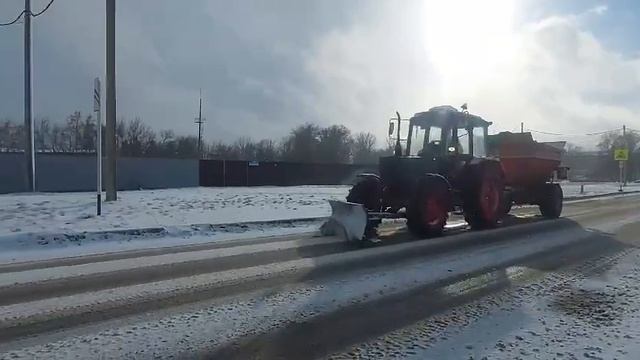 На дороги Кореновска после снегопада выехала спецтехника