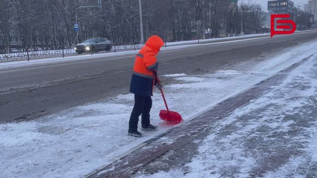 С раннего утра сотрудники Белгорблагоустройства убирают заснеженные улицы Белгорода