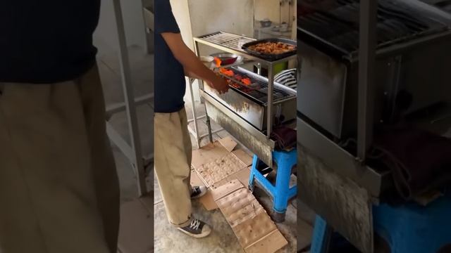 Приехал в Индонезию и, конечно же, не мог пропустить знаменитый Babi Guling!