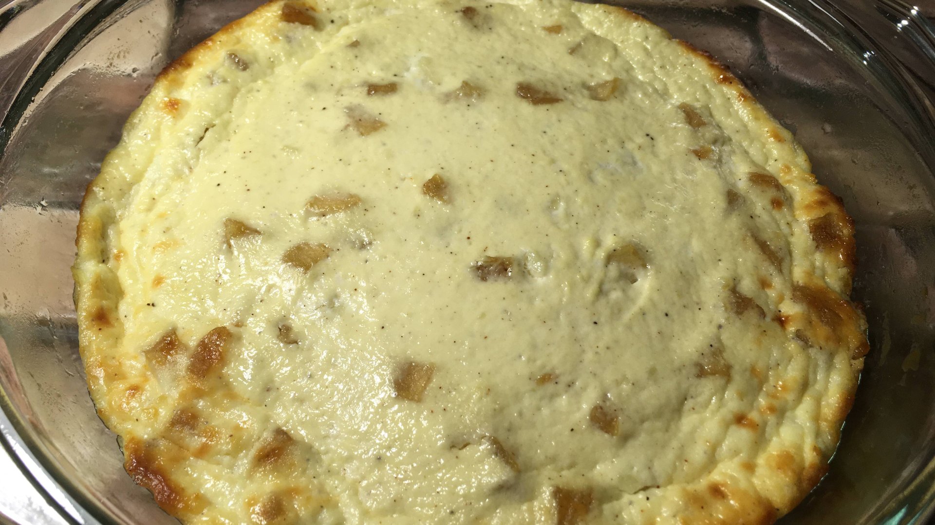 Творожная запеканка с яблоками и корицей