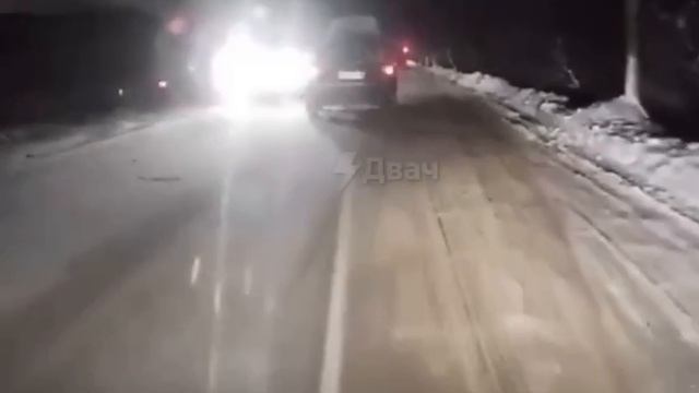 Маршрутка столкнулась с 20-метровой яхтой за 30+ млн рублей на дороге в Тверской области