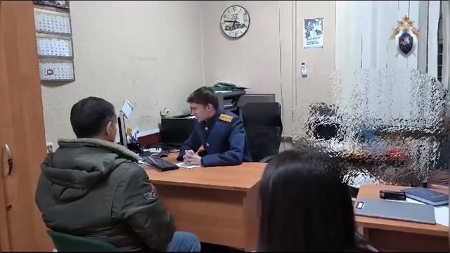 Во Владивостоке трех рабочих задержали после падения рулонов утеплителя на 16-летнюю девочку.