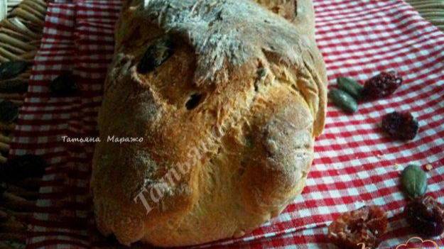 Багет с тыквенными семечками и сушеной клюквой