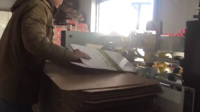 Полуавтоматический Станок для Сшивания Картонных Коробок.