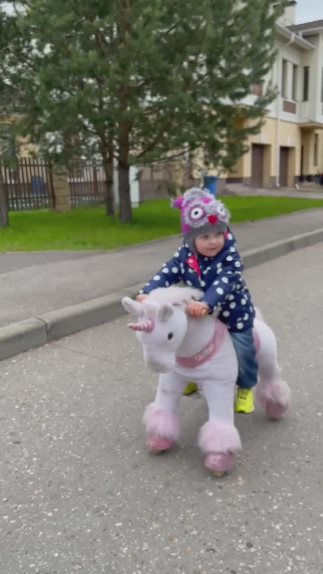 Ева катается на лошадке  #2года1месяц