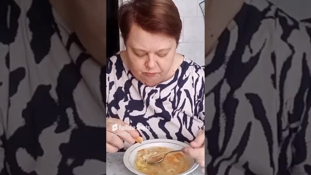 она постоянно шепчет 💤