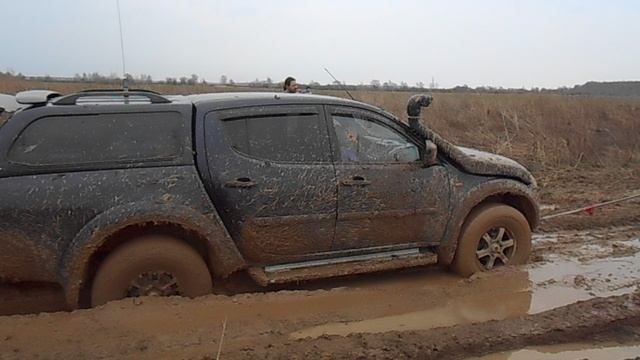трактор с трудом выдернул из лужи