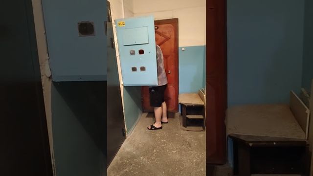 Брат снимает показания счётчика