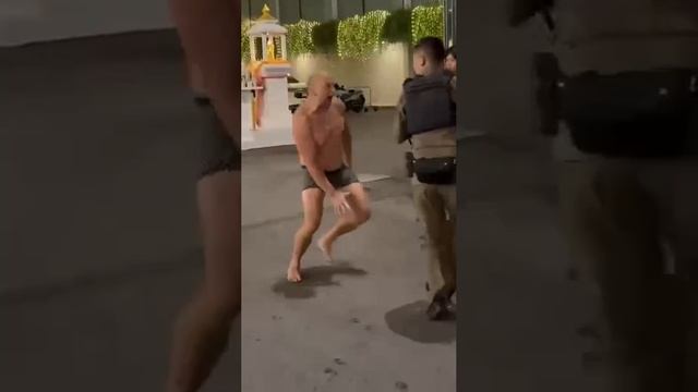 На Пхукете лысый россиянин устроил дебош – полицейским не удалось обезвредить психа.
