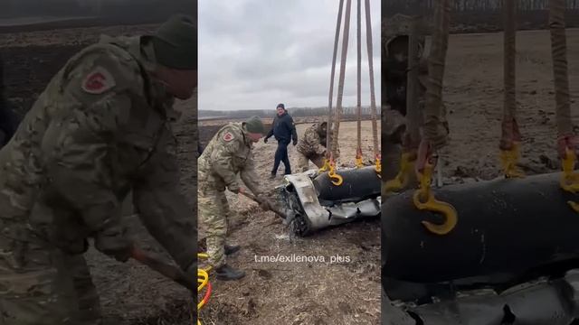 Украинские солдаты пытают кувалдой ракету Х-101, сбитую во время вчерашнего удара.  На самом дел...