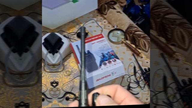 1000009542.mp4 (Собака рассматривает купленную на Озоне радиостанцию)