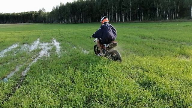 Рубимся в Приволжских полях на питбайке друга, часть 2. 22.08.2024.