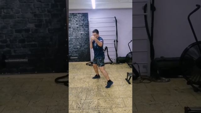 Наработка ударов с резиной привязанной к шведской стенке. СФП боксёра