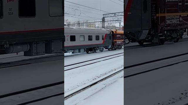 Маневровый тепловоз ЧМЭ3-2672 (ТЧЭ-6) с техническим поездом.
