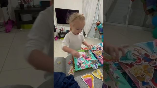 Камила в Израиле получила свой домик с принцессами в подарок от мамы