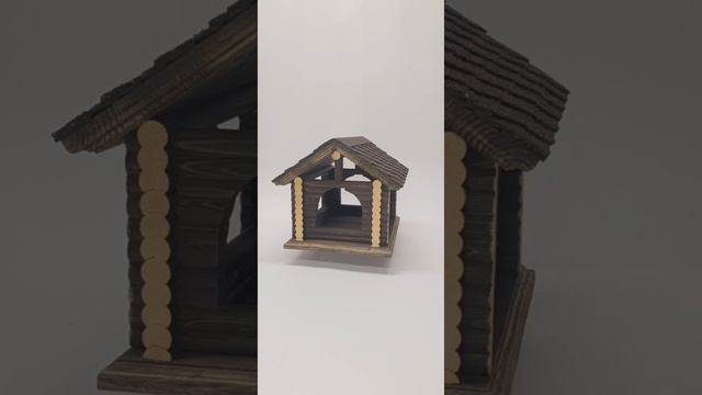 Кормушка ручной работы.