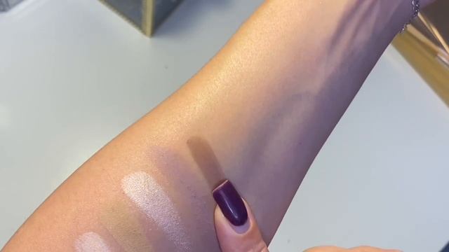 Swatches&Viewers MakeUp Модерн Ренессанс от Анастасии свотчи на руке