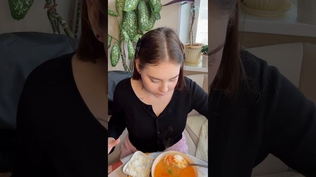 Вопрос открытый - как правильно кушать том ям с рисом в чашке или отдельно?