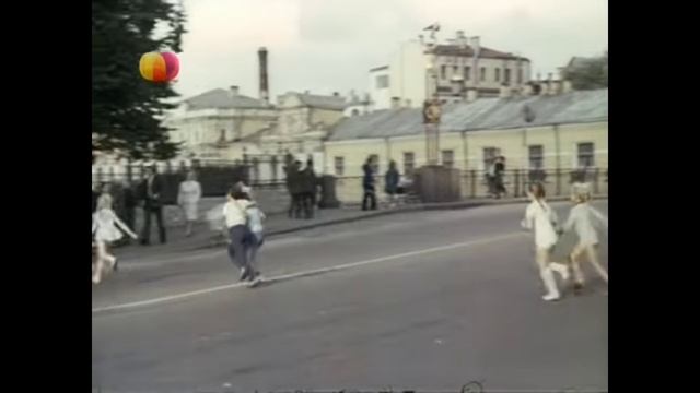 Даже милиционер не обращает внимание на детей