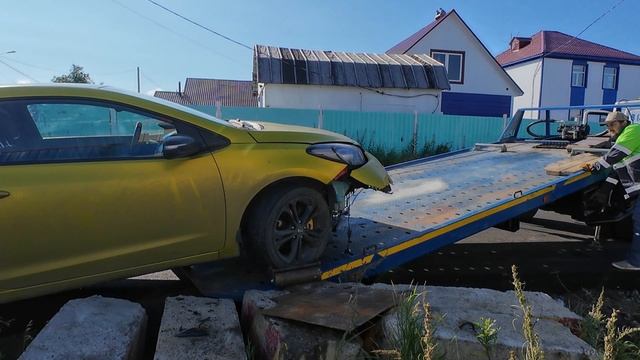 Снимаем автомобиль с бетонного блока эвакуатором