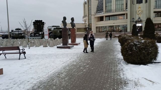 город Тула - музей Оружия, боевые машины около музея, аллея около музея...