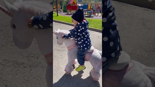 Ева учится кататься на Единорожке