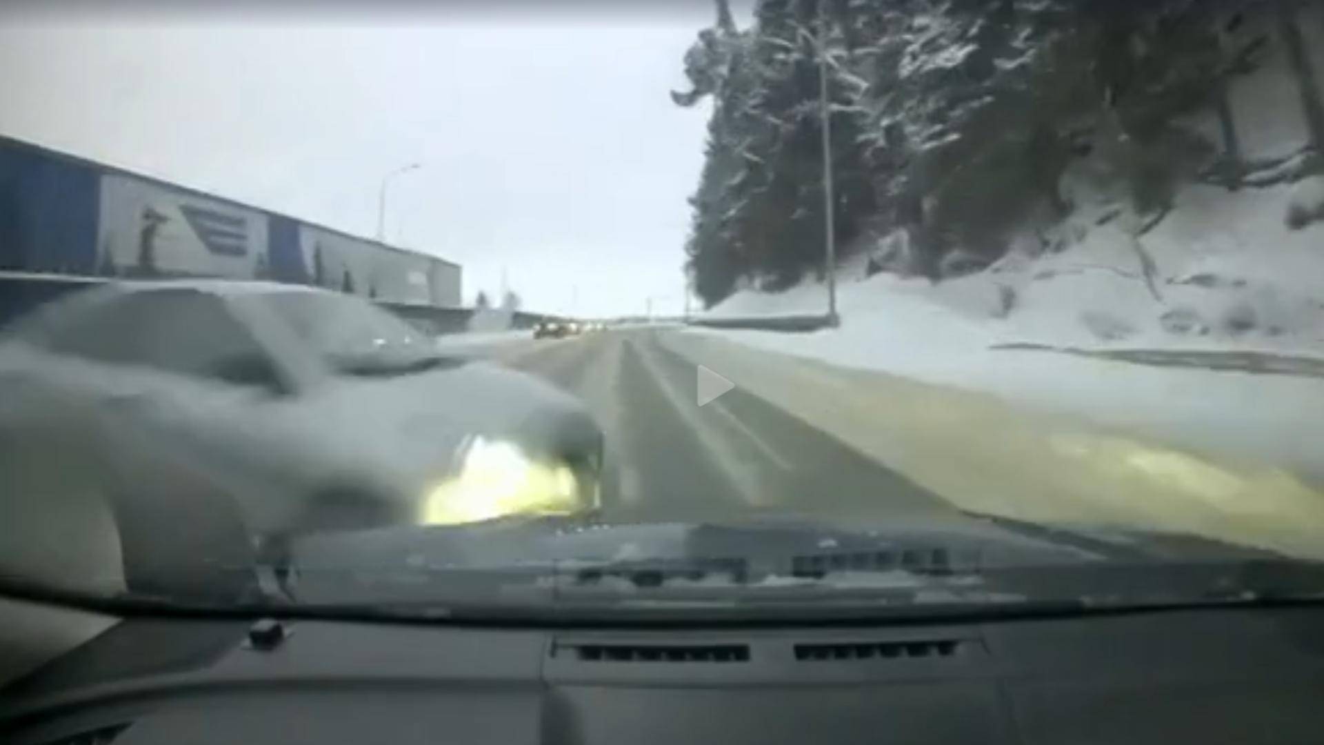 На видео попали последние секунды перед лобовым столкновением Hyundai и Lada в ХМАО