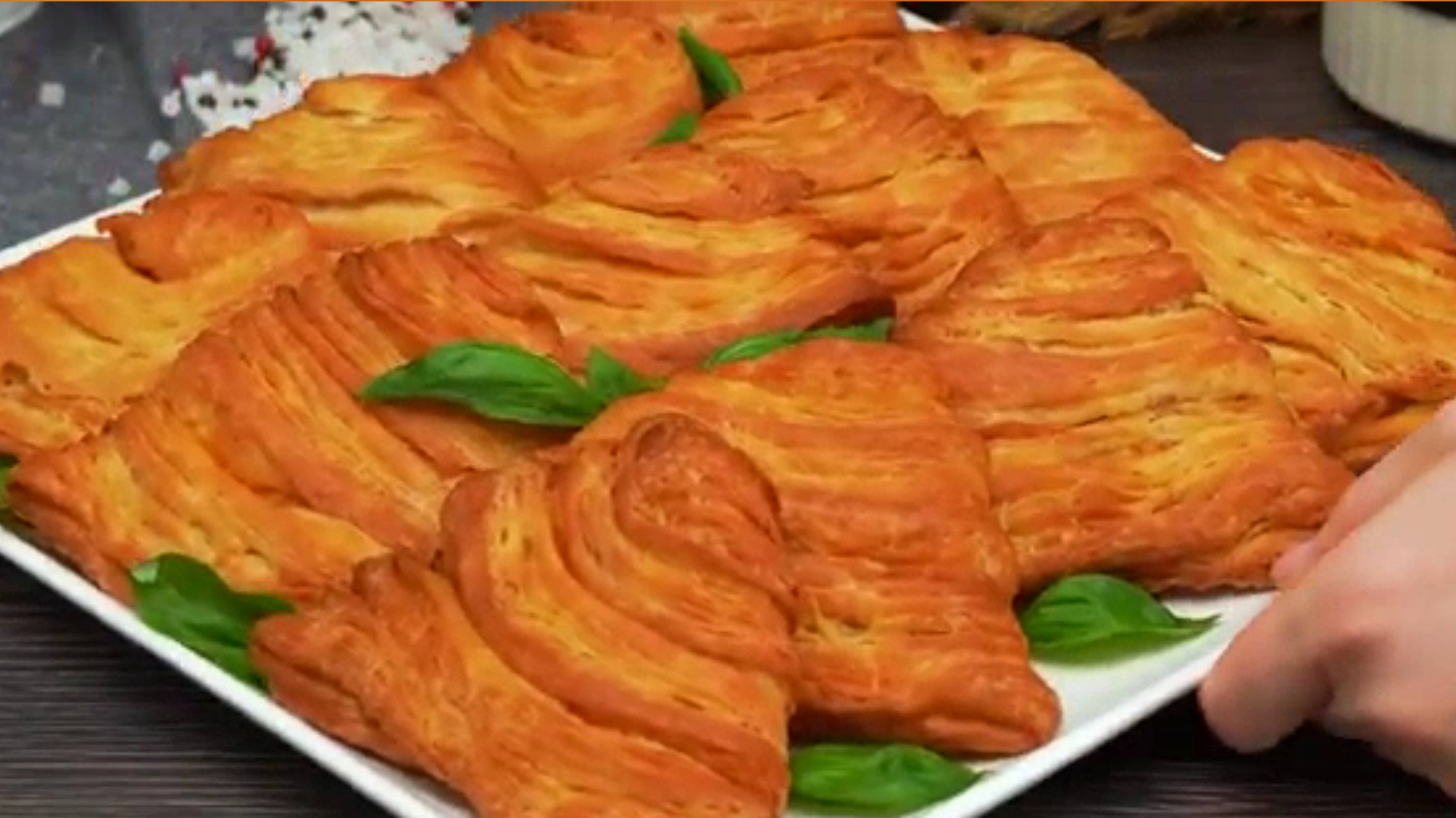 Выручит в любой ситуации! Вкусная и быстрая закуска из слоеного теста