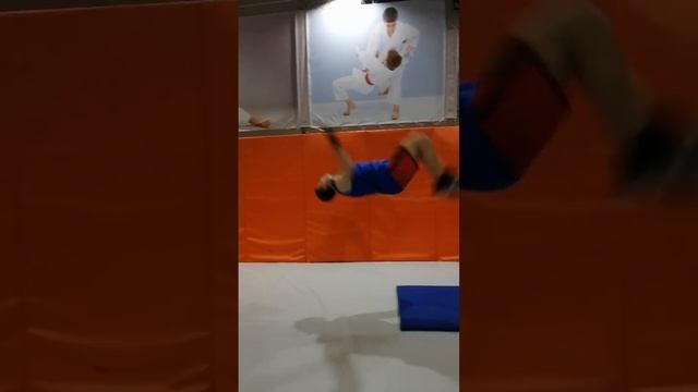 Сальто назад в зале бокса тренировка