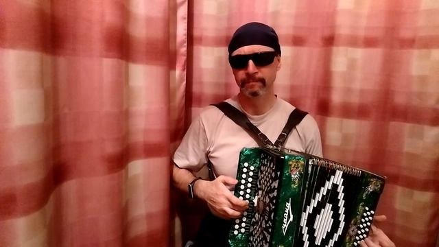 "Листья желтые над городом кружатся" на гармони