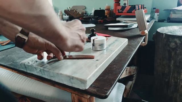 Tools and Toys for Craftsmen. Видео по полировке бахтармы воском Leather Burnishing Gum от LeTech.