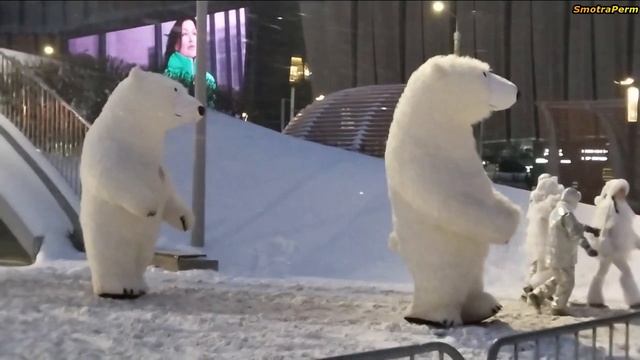 Пьяный медведь возле новогодней ёлки
