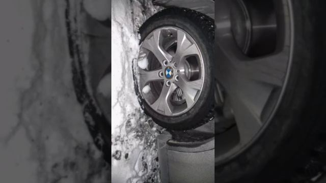 на морозе спускают колеса