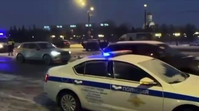 Москва.Серьёзная авария на Кутузовском проспекте.Столкнулись четыре легковушки ,Пострадали пятеро