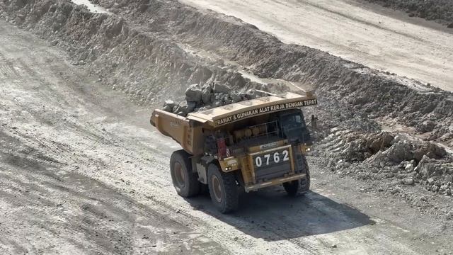 Экскаватор Liebherr 9350 грузит cat 777 & komatsu HD 785-7