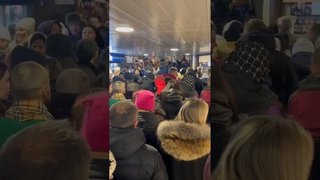 🚇Огромная очередь собралась на станции метро «Охотный ряд» у Красной площади🚇