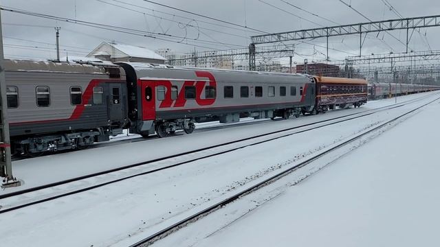 Маневровый тепловоз ЧМЭ3-2672 (ТЧЭ-6) с техническим поездом.