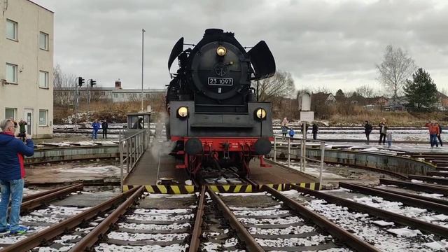 Немецкий паровоз DB BR 23 на Разворотном круге в депо