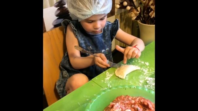 ШОК! НАЧИНАЮЩАЯ ВИДЕОБЛОГЕРША/ ГОТОВИМ ЧЕБУРЕКИ/ЮНЫЙ КУЛИНАР/ПОМОГАЮ БАБУШКЕ